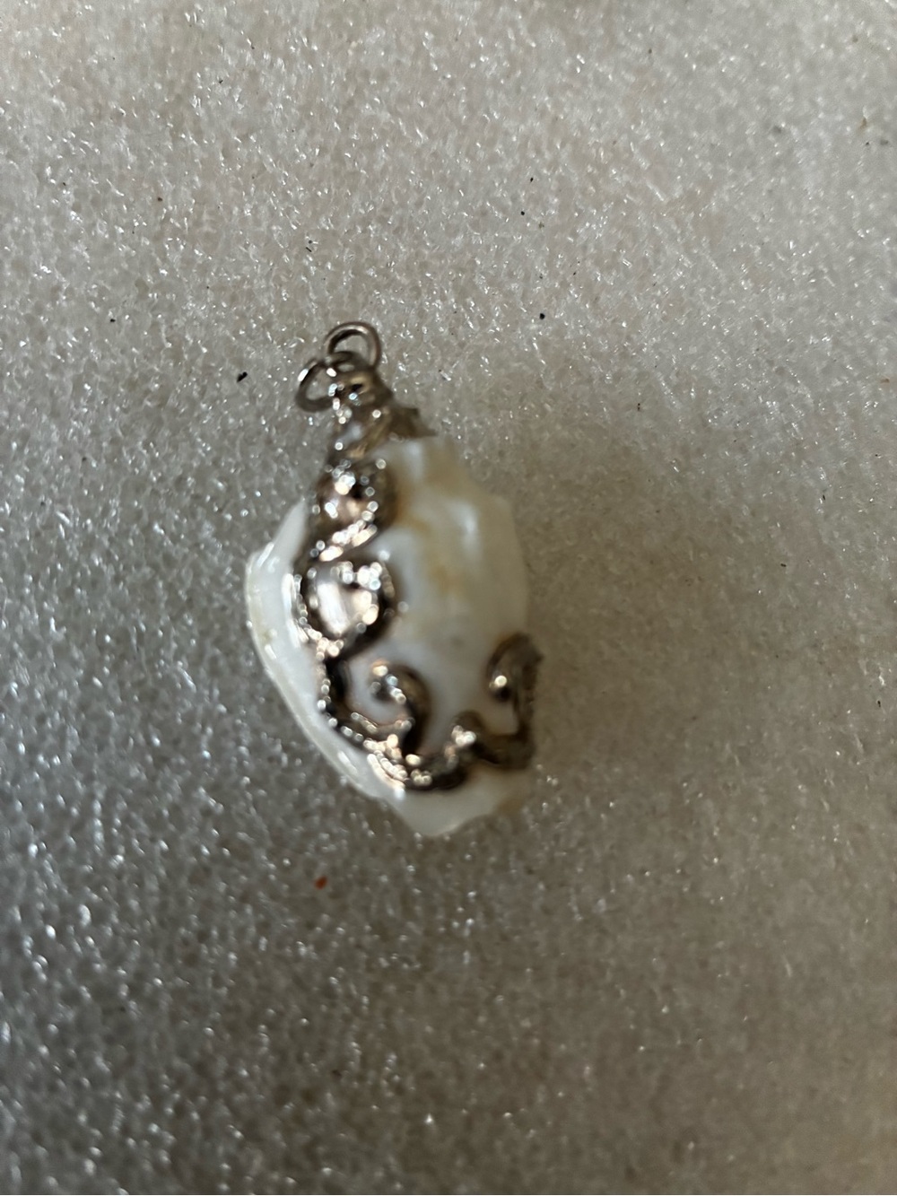 She'll cover with silver pendent